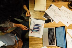 Infografía comparativa de las estrategias de mercadotecnia inmobiliaria en Estados Unidos y México, destacando herramientas digitales, redes sociales, portales inmobiliarios y experiencias virtuales.