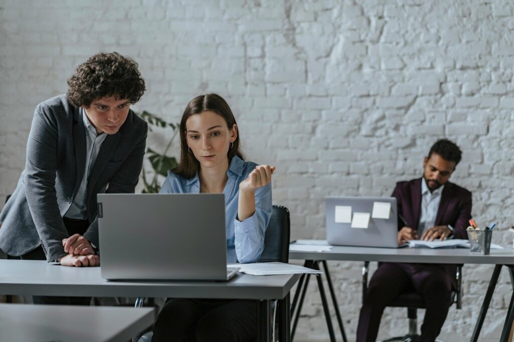 Agente inmobiliaria utilizando tecnología digital para captar leads sin cookies, con gráficos de datos y privacidad en entorno moderno en México