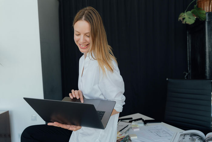 Agente inmobiliario mostrando una propiedad mediante videollamada a un comprador nómada digital internacional trabajando de forma remota desde otro país.